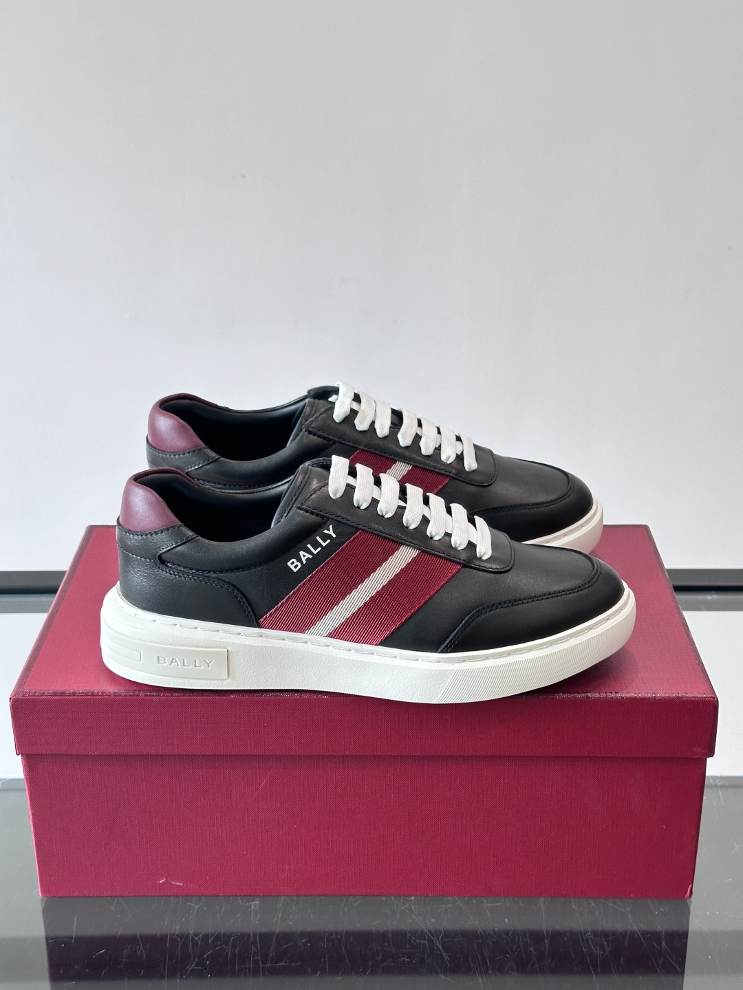 Bally 男士拼色运动鞋​​👟，简约又有活力，优质皮革➕条纹，辨识度超高！鞋底耐磨橡胶，穿着舒适，日常