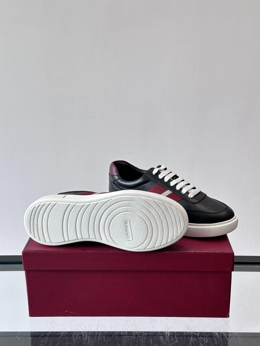 Bally 男士拼色运动鞋​​👟，简约又有活力，优质皮革➕条纹，辨识度超高！鞋底耐磨橡胶，穿着舒适，日常