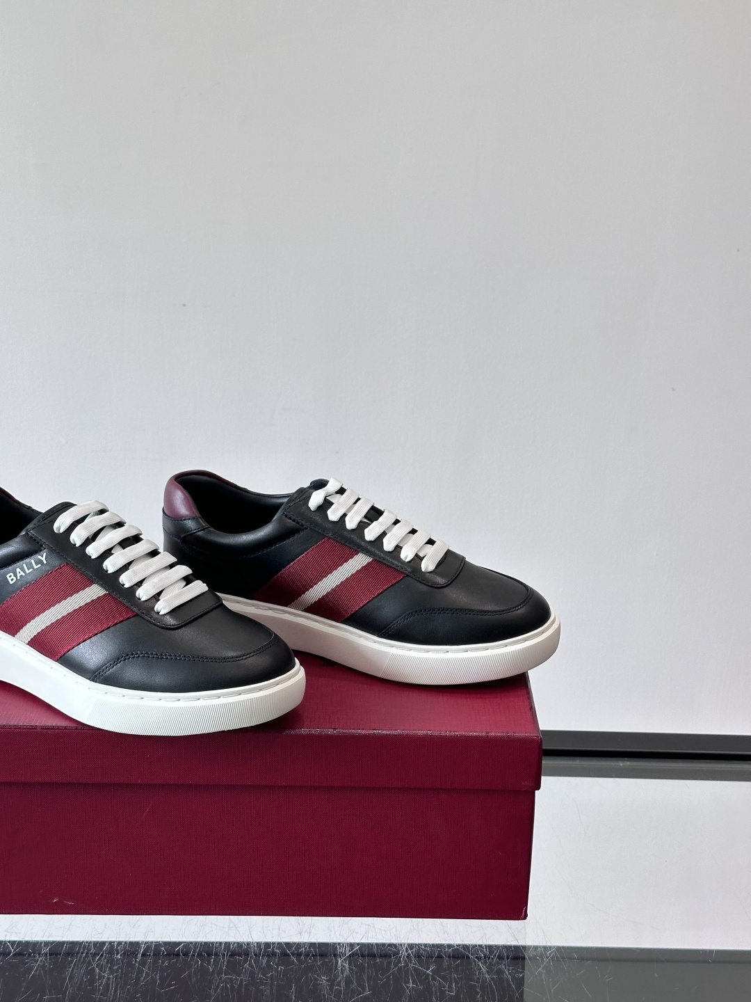 Bally 男士拼色运动鞋​​👟，简约又有活力，优质皮革➕条纹，辨识度超高！鞋底耐磨橡胶，穿着舒适，日常