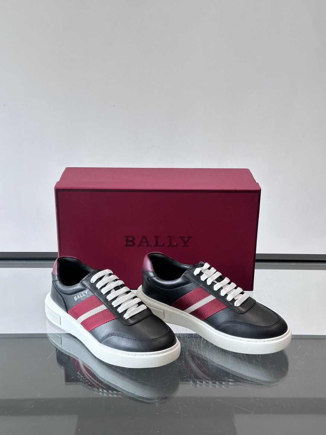 Bally 男士拼色运动鞋​​👟，简约又有活力，优质皮革➕条纹，辨识度超高！鞋底耐磨橡胶，穿着舒适，日常