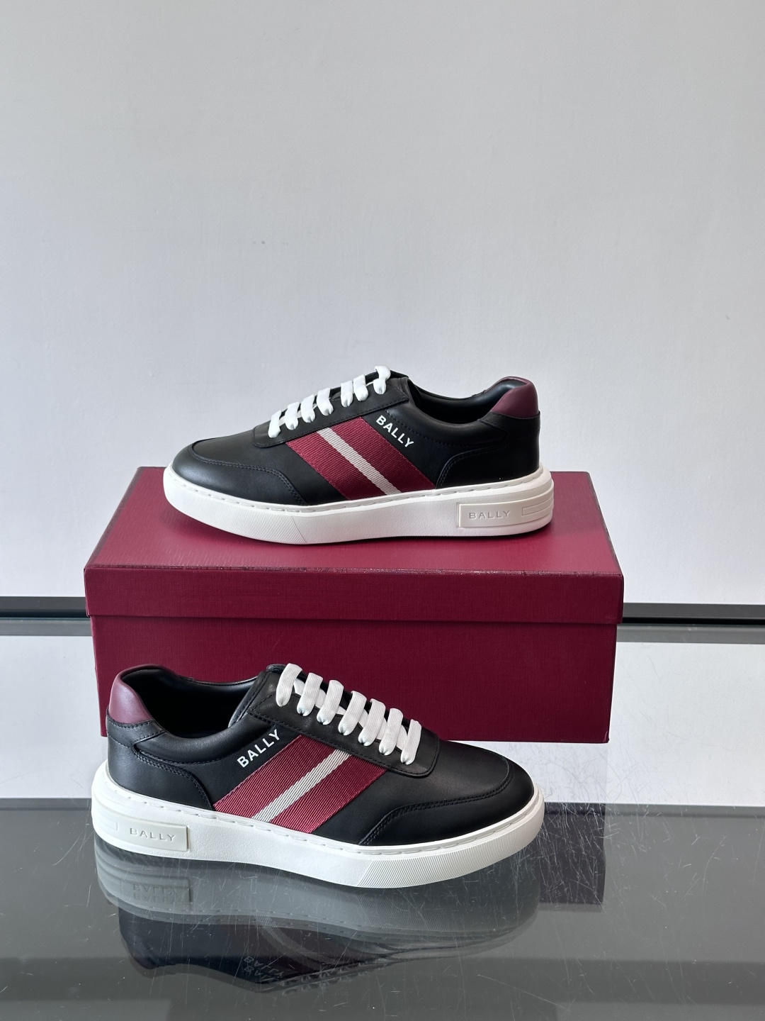Bally 男士拼色运动鞋​​👟，简约又有活力，优质皮革➕条纹，辨识度超高！鞋底耐磨橡胶，穿着舒适，日常