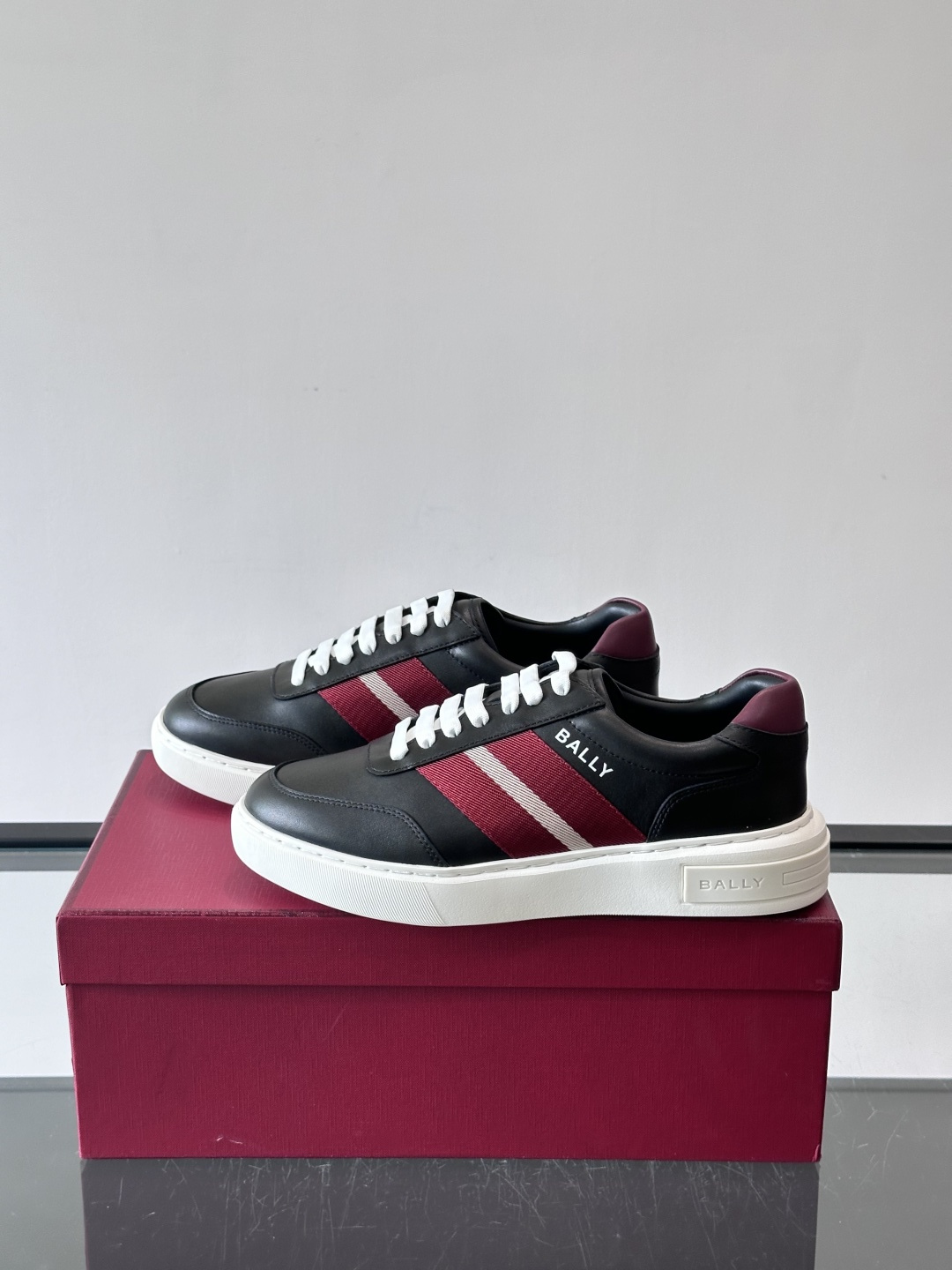 Bally 男士拼色运动鞋​​👟，简约又有活力，优质皮革➕条纹，辨识度超高！鞋底耐磨橡胶，穿着舒适，日常
