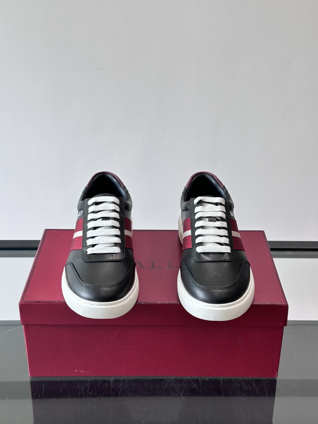 Bally 男士拼色运动鞋​​👟，简约又有活力，优质皮革➕条纹，辨识度超高！鞋底耐磨橡胶，穿着舒适，日常