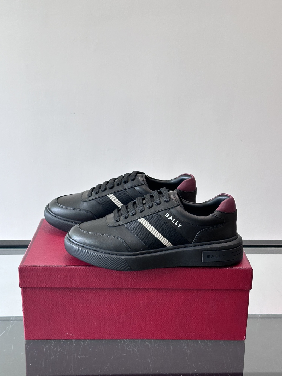 Bally 男士拼色运动鞋👟,简约又有活力,优质皮革➕条纹,辨识度超高!鞋底耐磨橡胶,穿着舒适,日常 Bally 男士拼色运动鞋👟,简约又有活力,优质皮革➕条纹,辨识度超高!鞋底耐磨橡胶,穿着舒适,日常