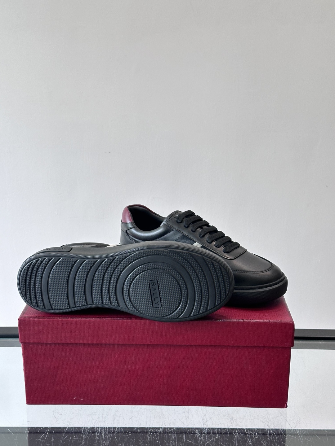 Bally 男士拼色运动鞋👟,简约又有活力,优质皮革➕条纹,辨识度超高!鞋底耐磨橡胶,穿着舒适,日常 Bally 男士拼色运动鞋👟,简约又有活力,优质皮革➕条纹,辨识度超高!鞋底耐磨橡胶,穿着舒适,日常