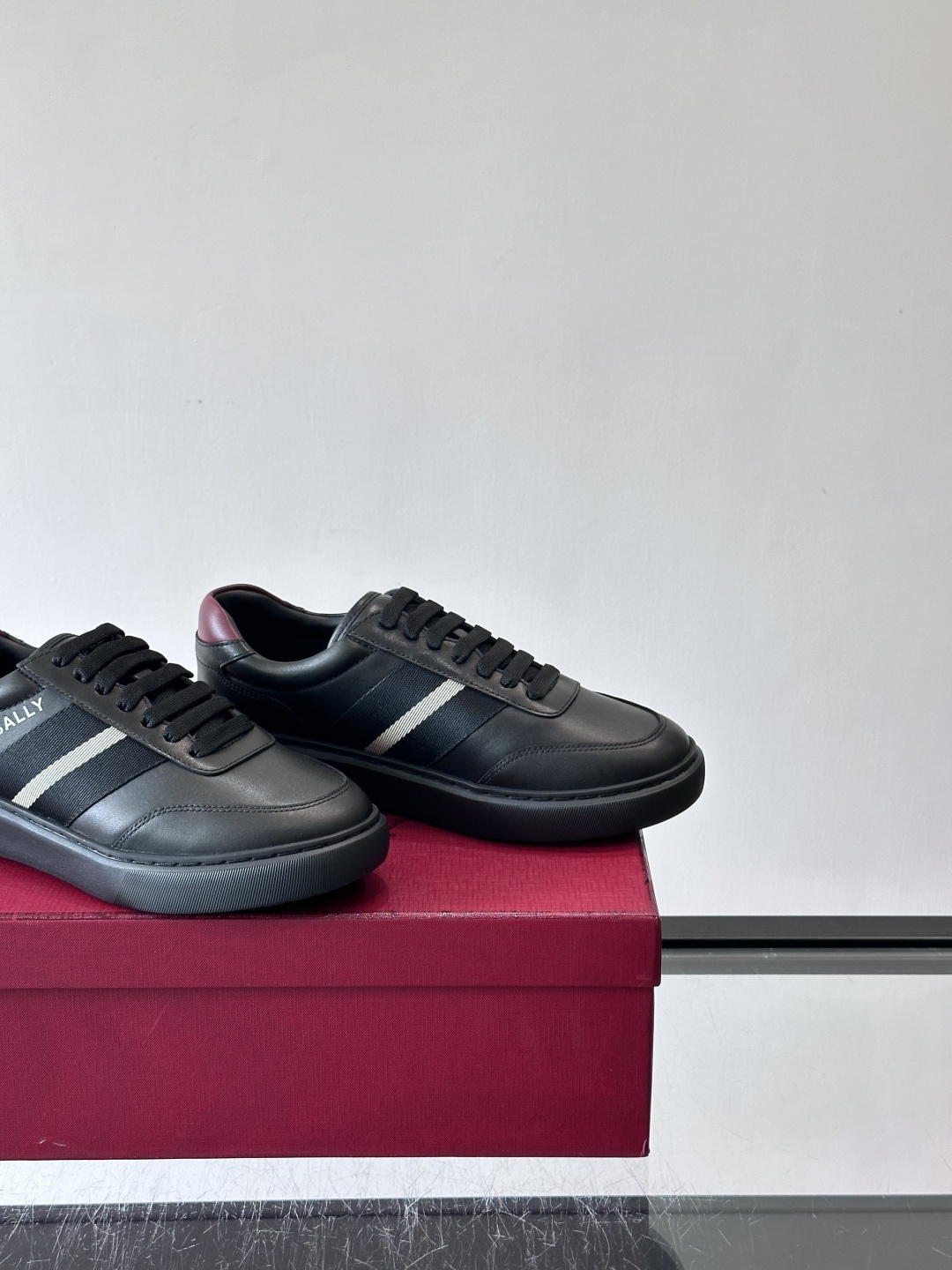Bally 男士拼色运动鞋👟,简约又有活力,优质皮革➕条纹,辨识度超高!鞋底耐磨橡胶,穿着舒适,日常 Bally 男士拼色运动鞋👟,简约又有活力,优质皮革➕条纹,辨识度超高!鞋底耐磨橡胶,穿着舒适,日常