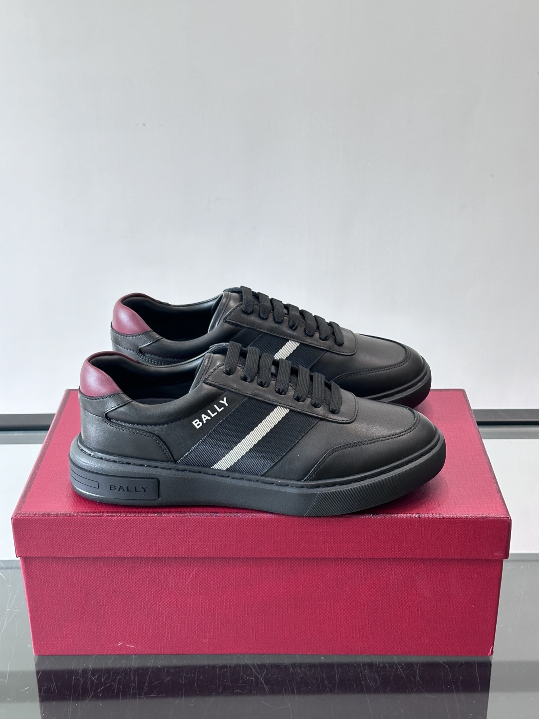 Bally 男士拼色运动鞋​​👟，简约又有活力，优质皮革➕条纹，辨识度超高！鞋底耐磨橡胶，穿着舒适，日常