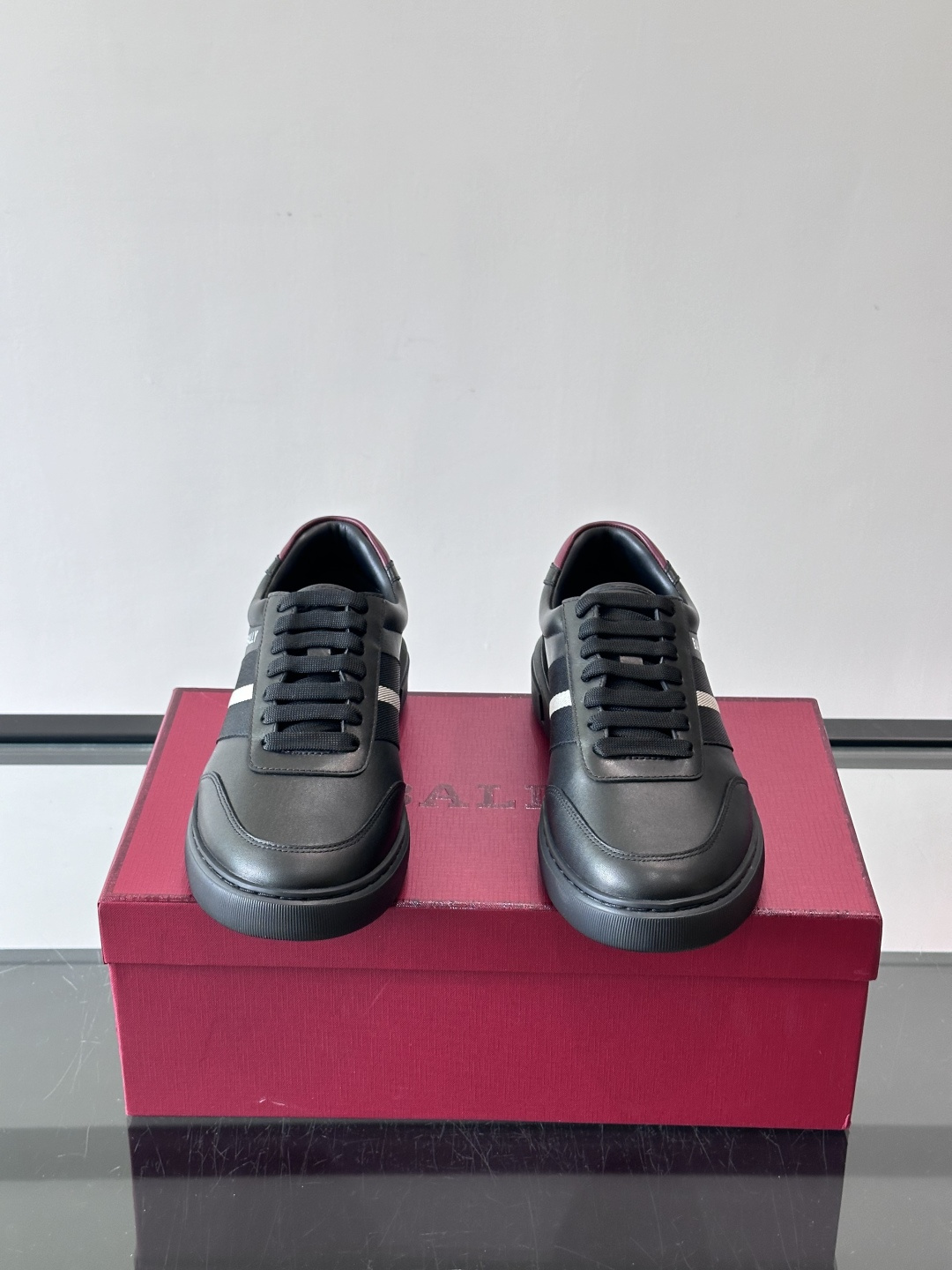 Bally 男士拼色运动鞋👟,简约又有活力,优质皮革➕条纹,辨识度超高!鞋底耐磨橡胶,穿着舒适,日常 Bally 男士拼色运动鞋👟,简约又有活力,优质皮革➕条纹,辨识度超高!鞋底耐磨橡胶,穿着舒适,日常