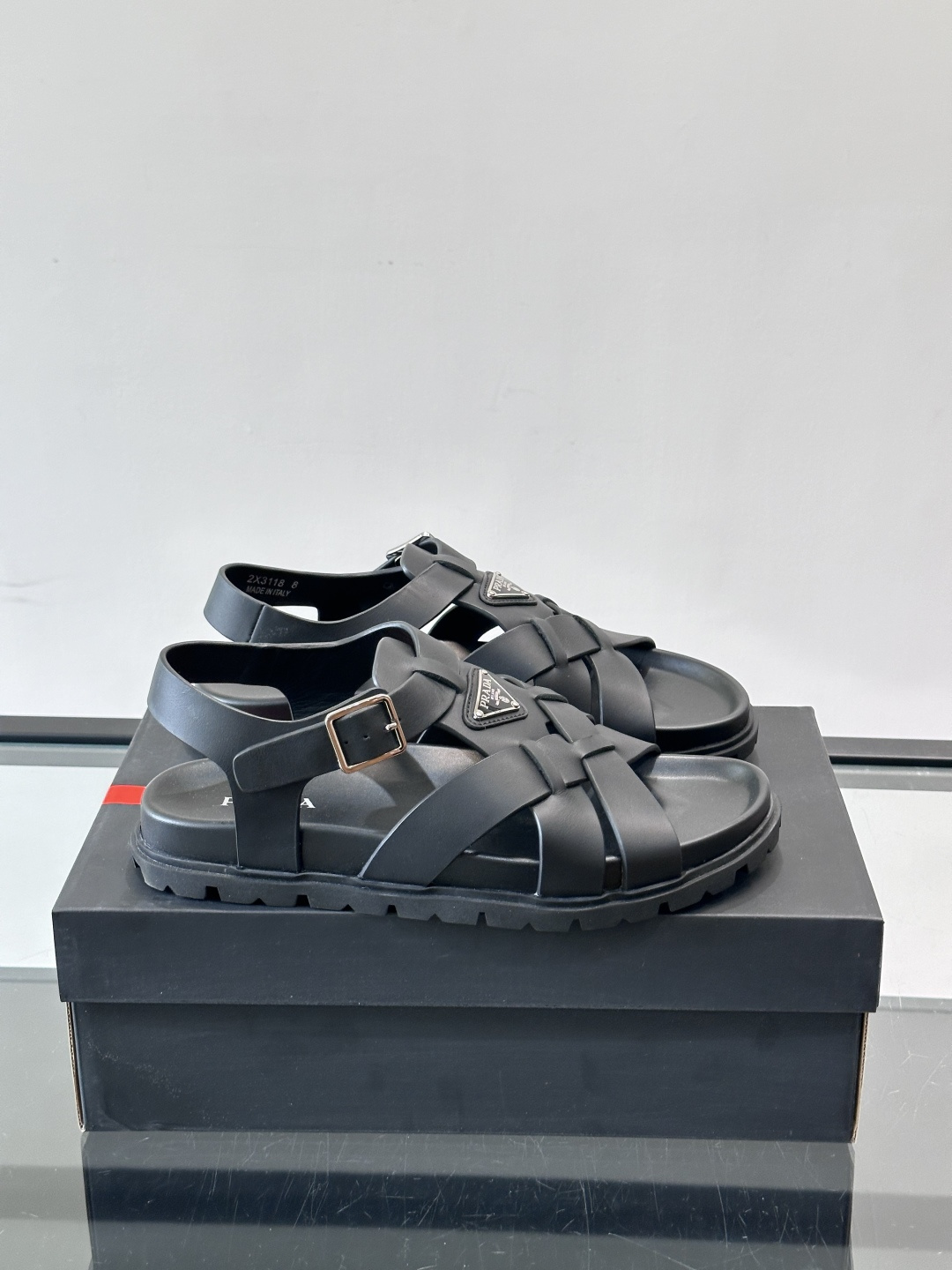 NO:851364,Prada black woven sandals, high-quality leather + classic triangle logo, highly recognizable!  The cross-woven design is fashionable and breathable, and it is super comfortable to wear in summer. The adjustable buckle at the heel is tight and suitable for all types of feet. The flat-soled design is suitable for daily commuting and leisure. The black color is versatile and looks good with any outfit. The shoe box is Prada's classic red and black color scheme. It has perfect texture and is great for gifting and personal use!  ,size39-44 (45.46 customized),,prada,sandals19860909Prada黑色编织凉鞋,优质皮革+经典三角Logo,辨识度超高！交叉编织设计,时髦又透气,夏天穿超舒服～后跟可调节扣带,松紧随心,适合各种脚型.平底设计,日常通勤、休闲都OK,黑色百搭,怎么搭都好看.鞋盒是Prada经典红黑配色,质感满分,送礼自用都很赞！ ,size39-44（45.46定制）,,prada,sandals,Men's shoes