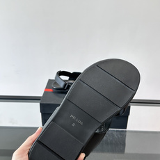 🖤Prada这款黑色交叉带凉鞋,采用优质皮革,搭配经典三角金属Logo,简约又有辨识度✨。平底设计,日常 🖤Prada这款黑色交叉带凉鞋,采用优质皮革,搭配经典三角金属Logo,简约又有辨识度✨。平底设计,日常