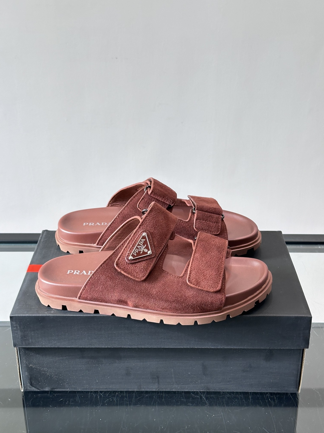 NO:851384,Prada men's suede double-strap sandals, soft material + classic triangle logo, highly recognizable!  Double Velcro design, adjustable elasticity, comfortable and fit. The flat bottom structure is suitable for daily outings or vacations. It is simple and versatile, and can be easily matched with various casual clothing, and you can easily get a sense of luxury!  ,size39-44 (45.46 customized),,prada,chamois leather19860909Prada男士麂皮双带凉拖,柔软材质+经典三角Logo,辨识度超高！双魔术贴设计,松紧可调,穿着舒适又贴合.平底结构,日常出街或度假都很适合,简约百搭,轻松搭配各种休闲风服饰,轻松get高级感！ ,size39-44（45.46定制）,,prada,chamois leather,Men's shoes