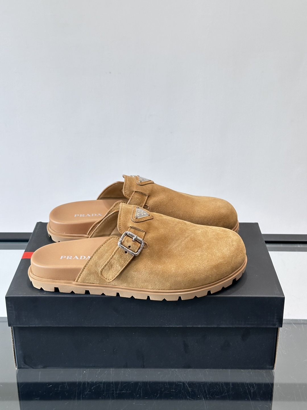 NO:851391,Prada men's suede loafer slippers, metal triangle logo, highly recognizable!  The upper is soft and feels comfortable on the feet. The thick soles are not tiring to walk and are suitable for commuting and leisure. The slip-on design is super convenient and can be matched with trousers to easily create a lazy and high-end look~ Wear it, it is fashionable and practical, and the quality is perfect!  ,size39-44 (44.46 customized),,prada,loafers,slippers,chamois leather19860909Prada男士麂皮乐福拖鞋,金属三角标,辨识度超高！鞋面柔软,脚感舒适,厚实鞋底走路不累,通勤休闲都OK.一脚蹬设计超方便,裤装随心搭配,轻松打造慵懒高级感～穿它,时髦又实用,质感满分！ ,size39-44（44.46定制）,,prada,loafers,slippers,chamois leather,Men's shoes
