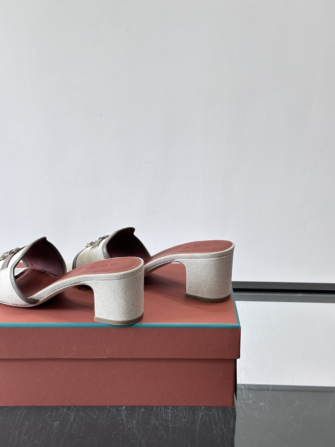 🌿Loro Piana 26SS亚麻粗跟凉拖,采用高品质亚麻棉,搭配棕色皮革内衬,简约优雅又有质感✨。粗 🌿Loro Piana 26SS亚麻粗跟凉拖,采用高品质亚麻棉,搭配棕色皮革内衬,简约优雅又有质感✨。粗