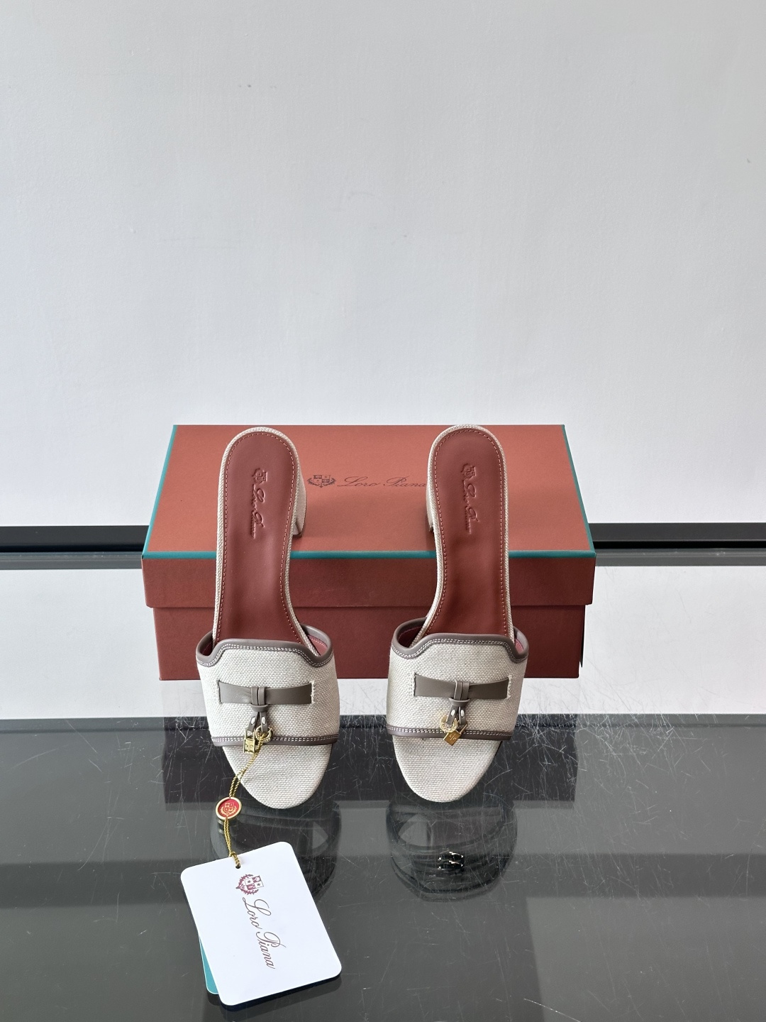 🌿Loro Piana 26SS亚麻粗跟凉拖,采用高品质亚麻棉,搭配棕色皮革内衬,简约优雅又有质感✨。粗 🌿Loro Piana 26SS亚麻粗跟凉拖,采用高品质亚麻棉,搭配棕色皮革内衬,简约优雅又有质感✨。粗