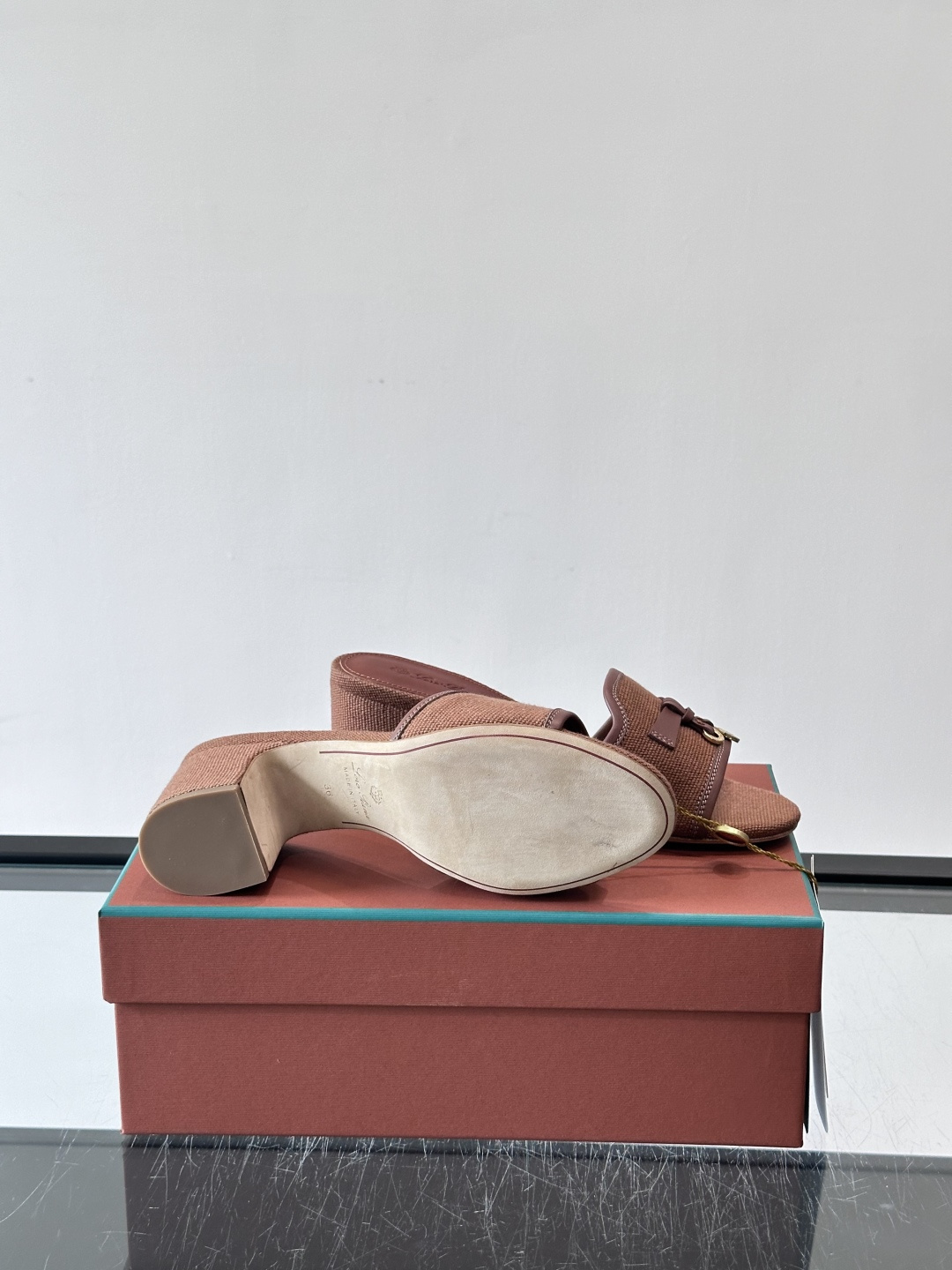 🌿Loro Piana 26SS亚麻粗跟凉拖，采用高品质亚麻棉，搭配棕色皮革内衬，简约优雅又有质感✨。粗