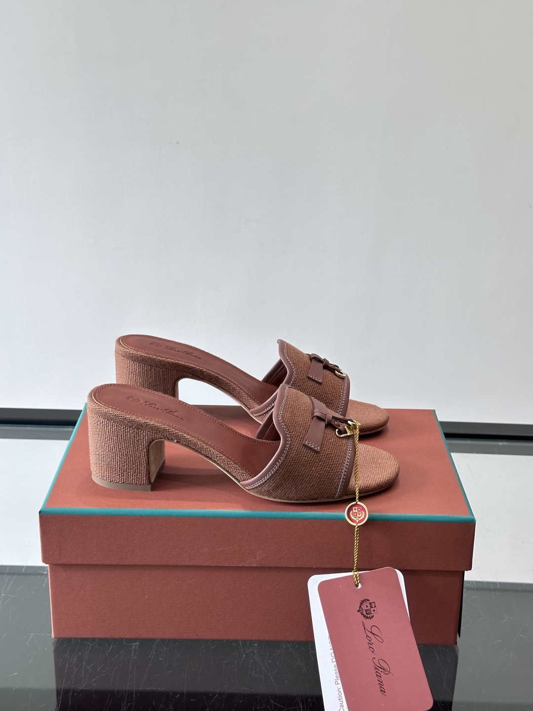 🌿Loro Piana 26SS亚麻粗跟凉拖，采用高品质亚麻棉，搭配棕色皮革内衬，简约优雅又有质感✨。粗