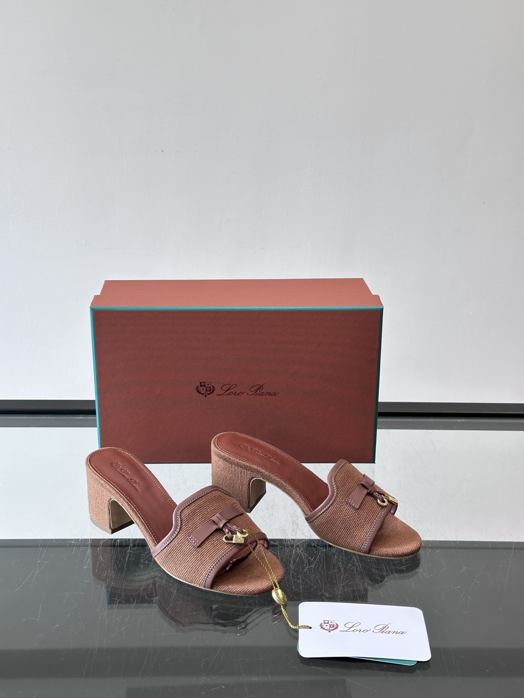 🌿Loro Piana 26SS亚麻粗跟凉拖，采用高品质亚麻棉，搭配棕色皮革内衬，简约优雅又有质感✨。粗