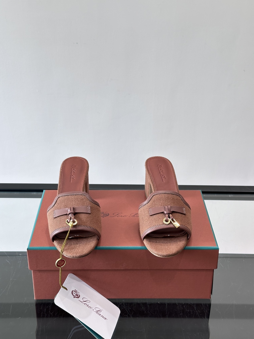 🌿Loro Piana 26SS亚麻粗跟凉拖，采用高品质亚麻棉，搭配棕色皮革内衬，简约优雅又有质感✨。粗