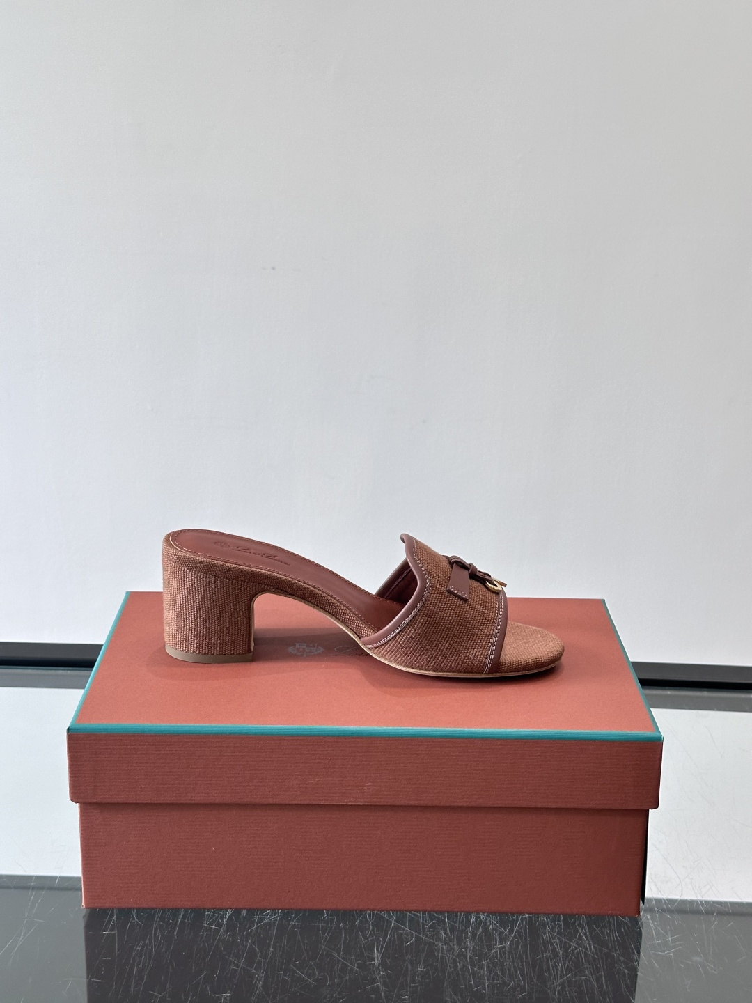 🌿Loro Piana 26SS亚麻粗跟凉拖，采用高品质亚麻棉，搭配棕色皮革内衬，简约优雅又有质感✨。粗