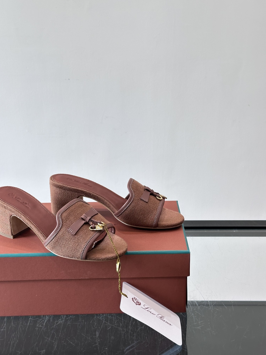 🌿Loro Piana 26SS亚麻粗跟凉拖，采用高品质亚麻棉，搭配棕色皮革内衬，简约优雅又有质感✨。粗