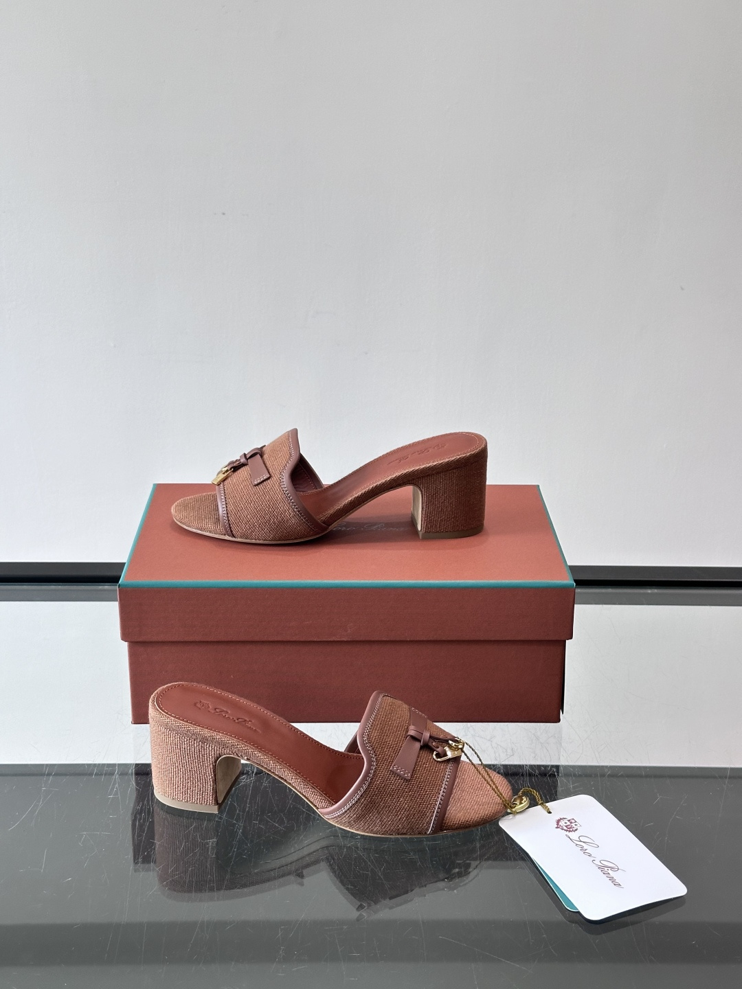 🌿Loro Piana 26SS亚麻粗跟凉拖，采用高品质亚麻棉，搭配棕色皮革内衬，简约优雅又有质感✨。粗