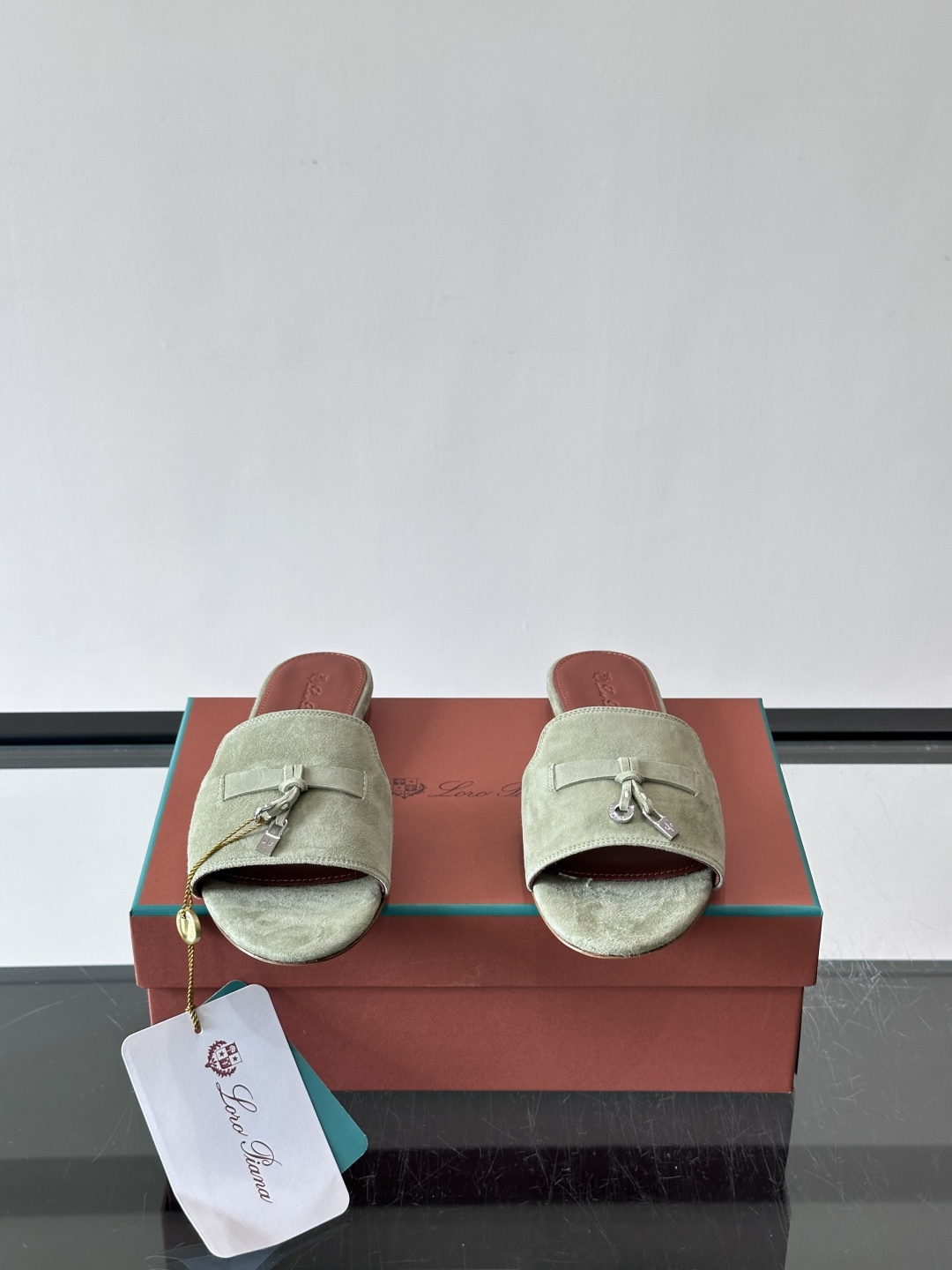 🌿Loro Piana女士亚麻凉拖，采用高品质亚麻+皮革拼接，简约优雅，金属扣点缀超有质感✨。，舒适又显