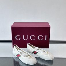 Gucci金属芭蕾舞平底鞋,皮革+织物拼接,经典红绿Web条纹点缀,品牌辨识度超高!鞋面有精致刺绣,细节 Gucci金属芭蕾舞平底鞋,皮革+织物拼接,经典红绿Web条纹点缀,品牌辨识度超高!鞋面有精致刺绣,细节