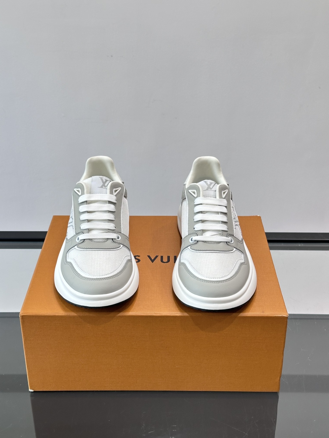 ​​👟LV男士休闲😎运动鞋，简约时尚，优质牛皮+网布拼接，透气又耐穿！鞋侧LV标志超有辨识度，厚底设计穿