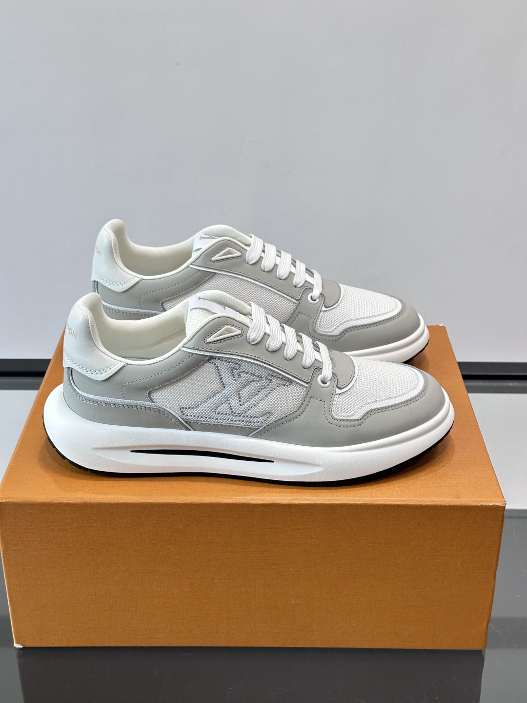 ​​👟LV男士休闲😎运动鞋，简约时尚，优质牛皮+网布拼接，透气又耐穿！鞋侧LV标志超有辨识度，厚底设计穿