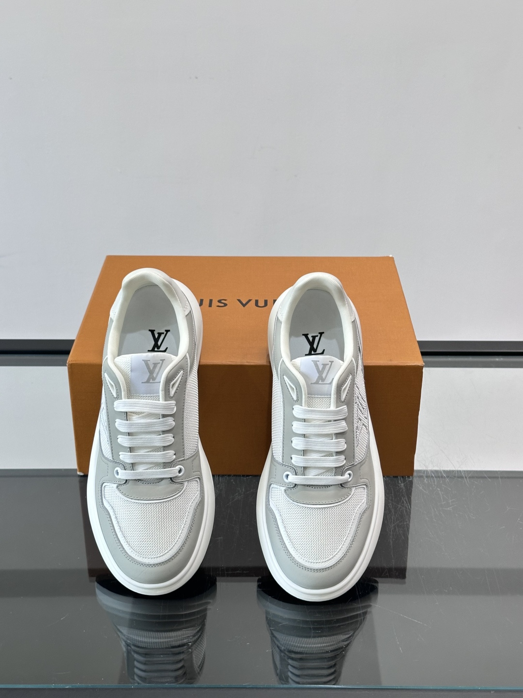 ​​👟LV男士休闲😎运动鞋，简约时尚，优质牛皮+网布拼接，透气又耐穿！鞋侧LV标志超有辨识度，厚底设计穿