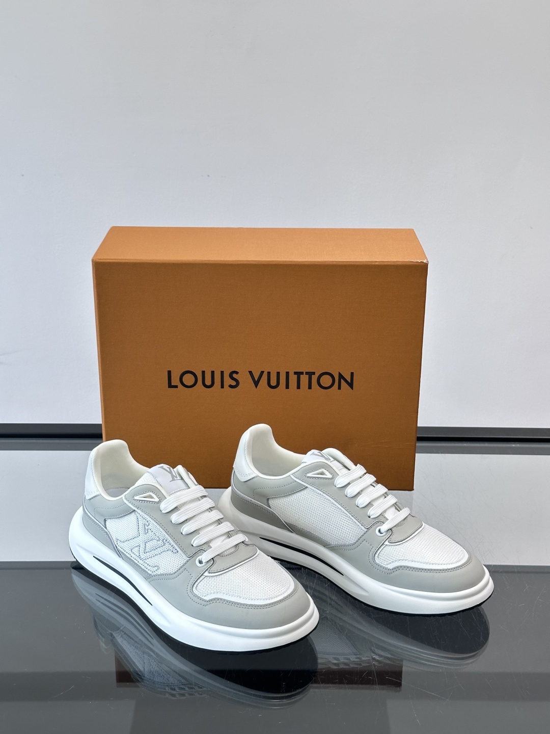 ​​👟LV男士休闲😎运动鞋，简约时尚，优质牛皮+网布拼接，透气又耐穿！鞋侧LV标志超有辨识度，厚底设计穿