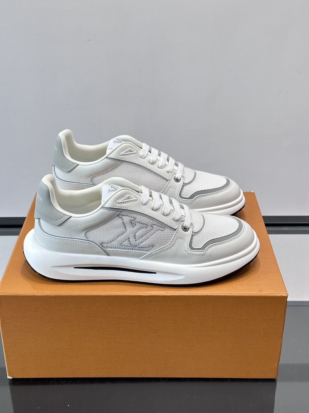 ​​👟LV男士休闲😎运动鞋，简约时尚，优质牛皮+网布拼接，透气又耐穿！鞋侧LV标志超有辨识度，厚底设计穿