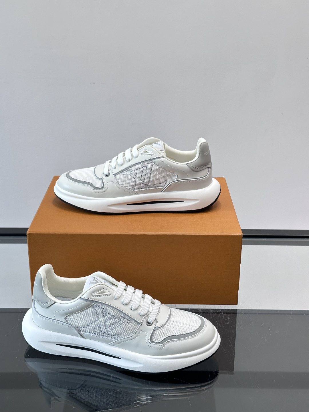 ​​👟LV男士休闲😎运动鞋，简约时尚，优质牛皮+网布拼接，透气又耐穿！鞋侧LV标志超有辨识度，厚底设计穿
