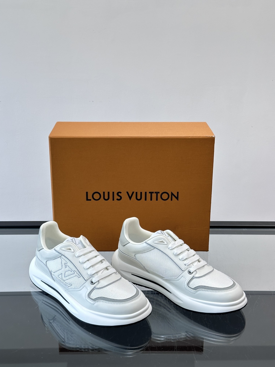 ​​👟LV男士休闲😎运动鞋，简约时尚，优质牛皮+网布拼接，透气又耐穿！鞋侧LV标志超有辨识度，厚底设计穿