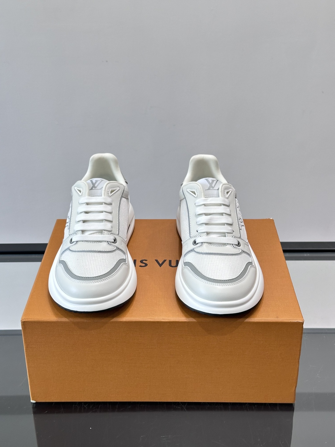 ​​👟LV男士休闲😎运动鞋，简约时尚，优质牛皮+网布拼接，透气又耐穿！鞋侧LV标志超有辨识度，厚底设计穿