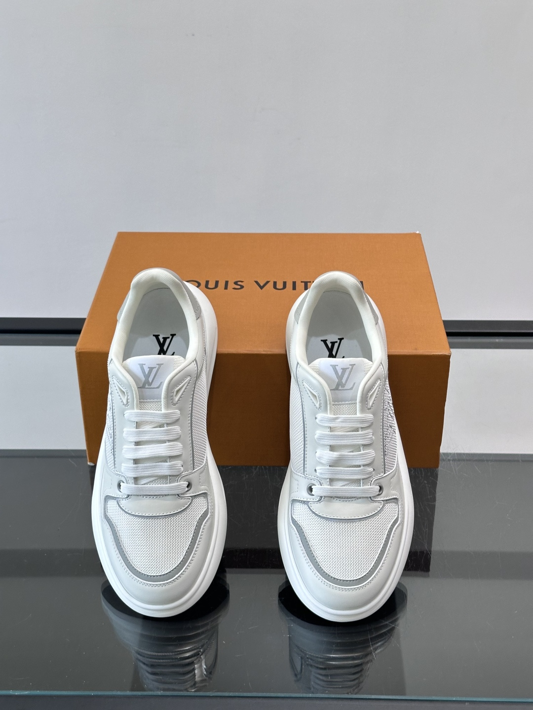 ​​👟LV男士休闲😎运动鞋，简约时尚，优质牛皮+网布拼接，透气又耐穿！鞋侧LV标志超有辨识度，厚底设计穿