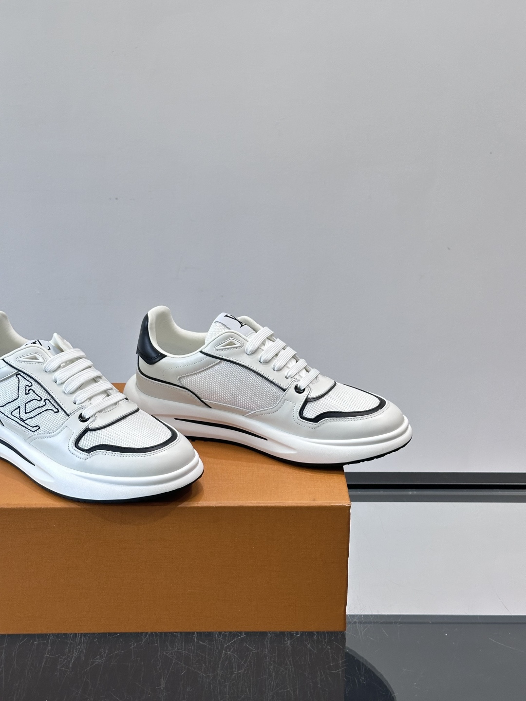 ​​👟LV男士休闲😎运动鞋，简约时尚，优质牛皮+网布拼接，透气又耐穿！鞋侧LV标志超有辨识度，厚底设计穿