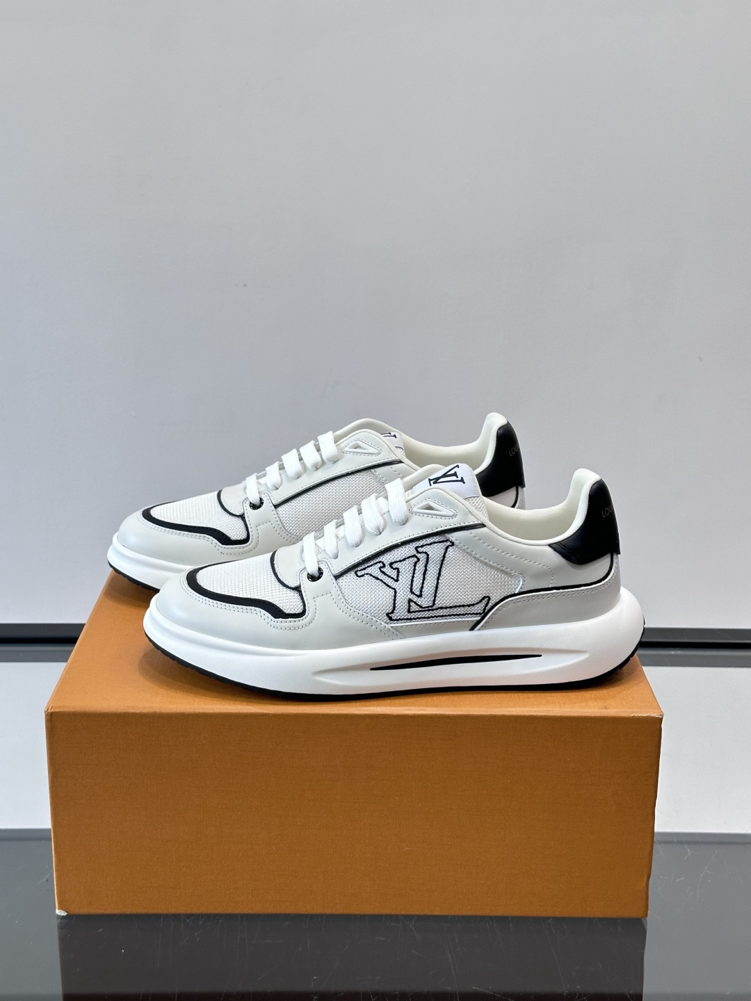 ​​👟LV男士休闲😎运动鞋，简约时尚，优质牛皮+网布拼接，透气又耐穿！鞋侧LV标志超有辨识度，厚底设计穿