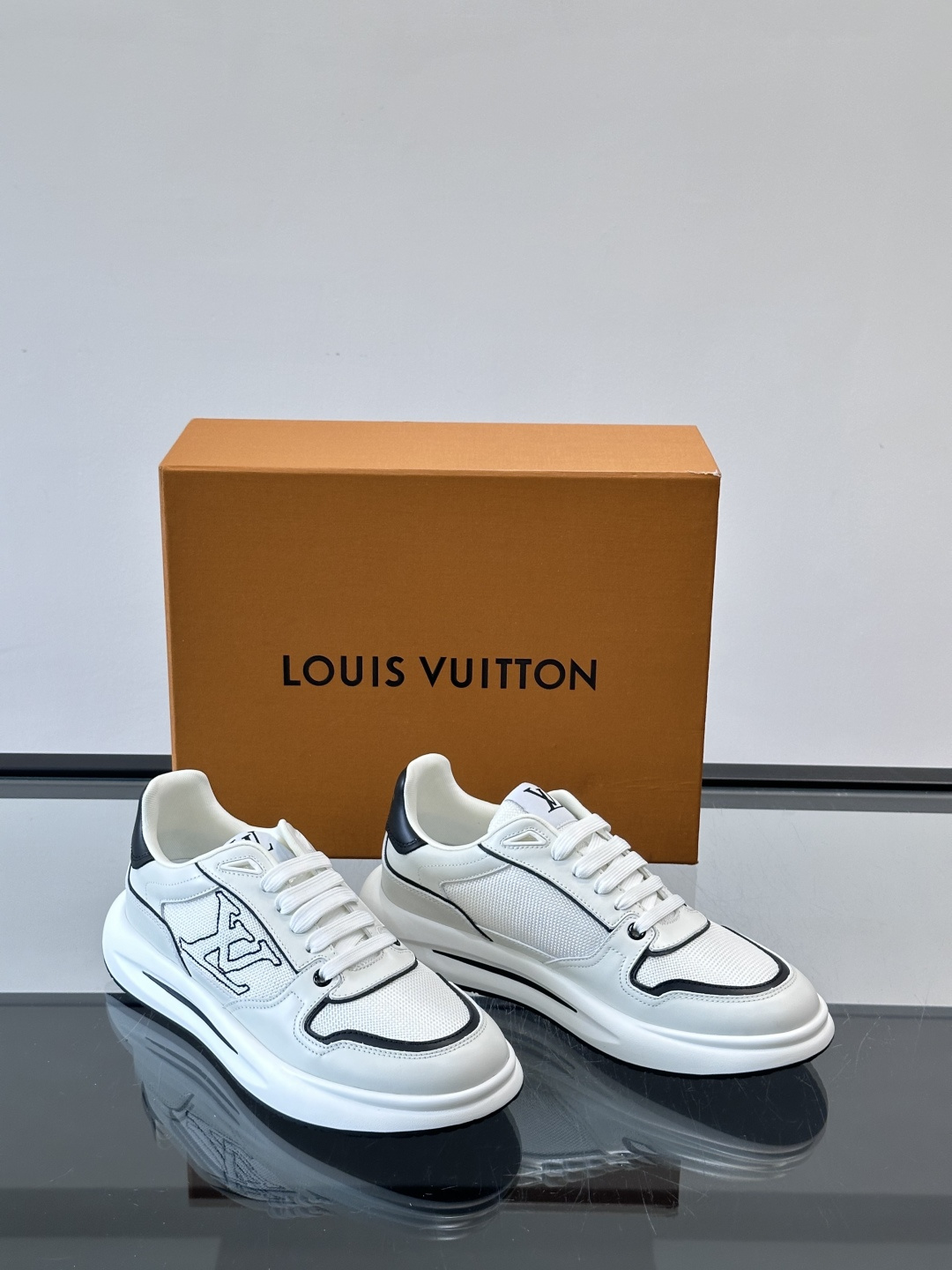 ​​👟LV男士休闲😎运动鞋，简约时尚，优质牛皮+网布拼接，透气又耐穿！鞋侧LV标志超有辨识度，厚底设计穿