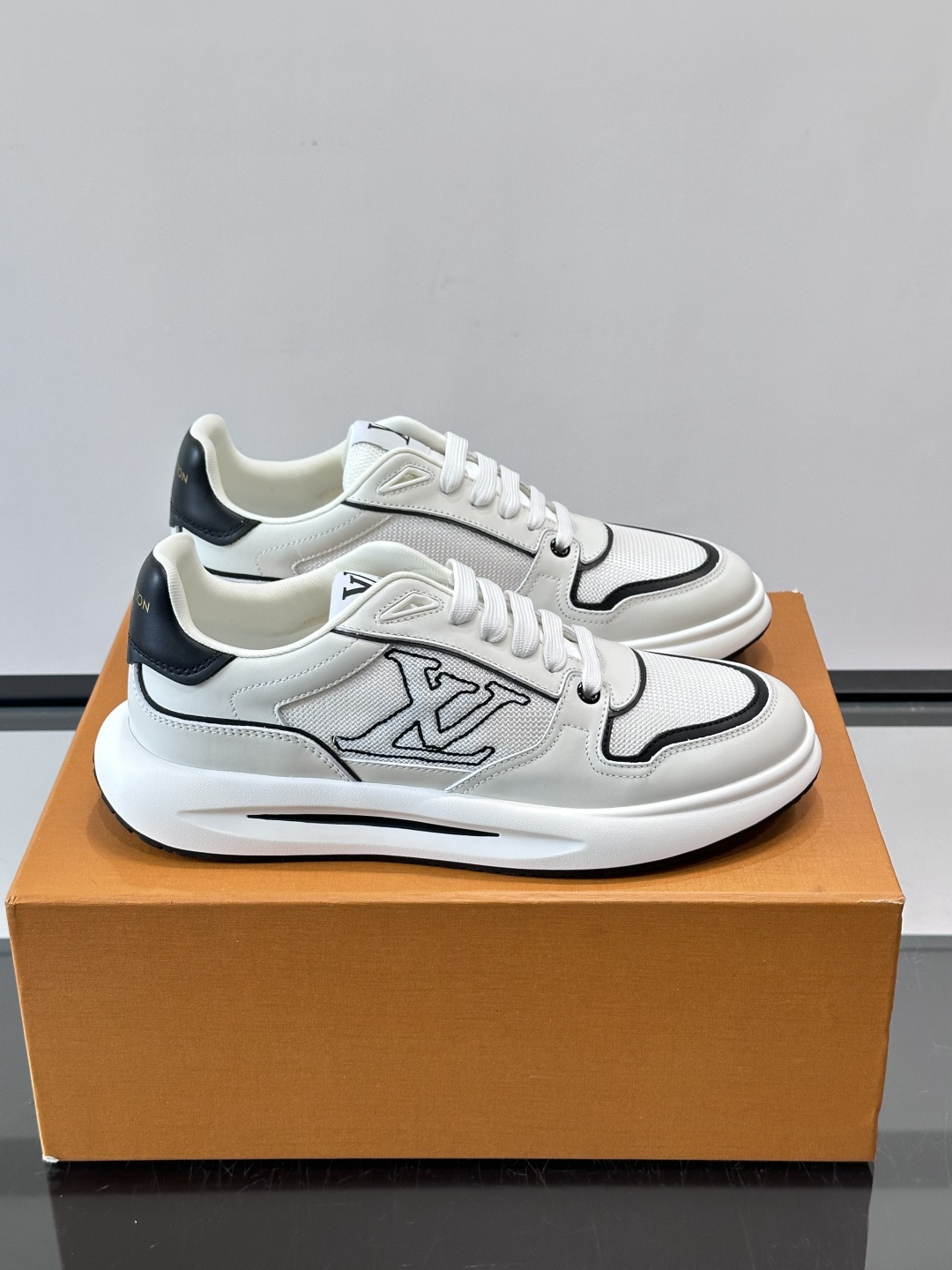 ​​👟LV男士休闲😎运动鞋，简约时尚，优质牛皮+网布拼接，透气又耐穿！鞋侧LV标志超有辨识度，厚底设计穿