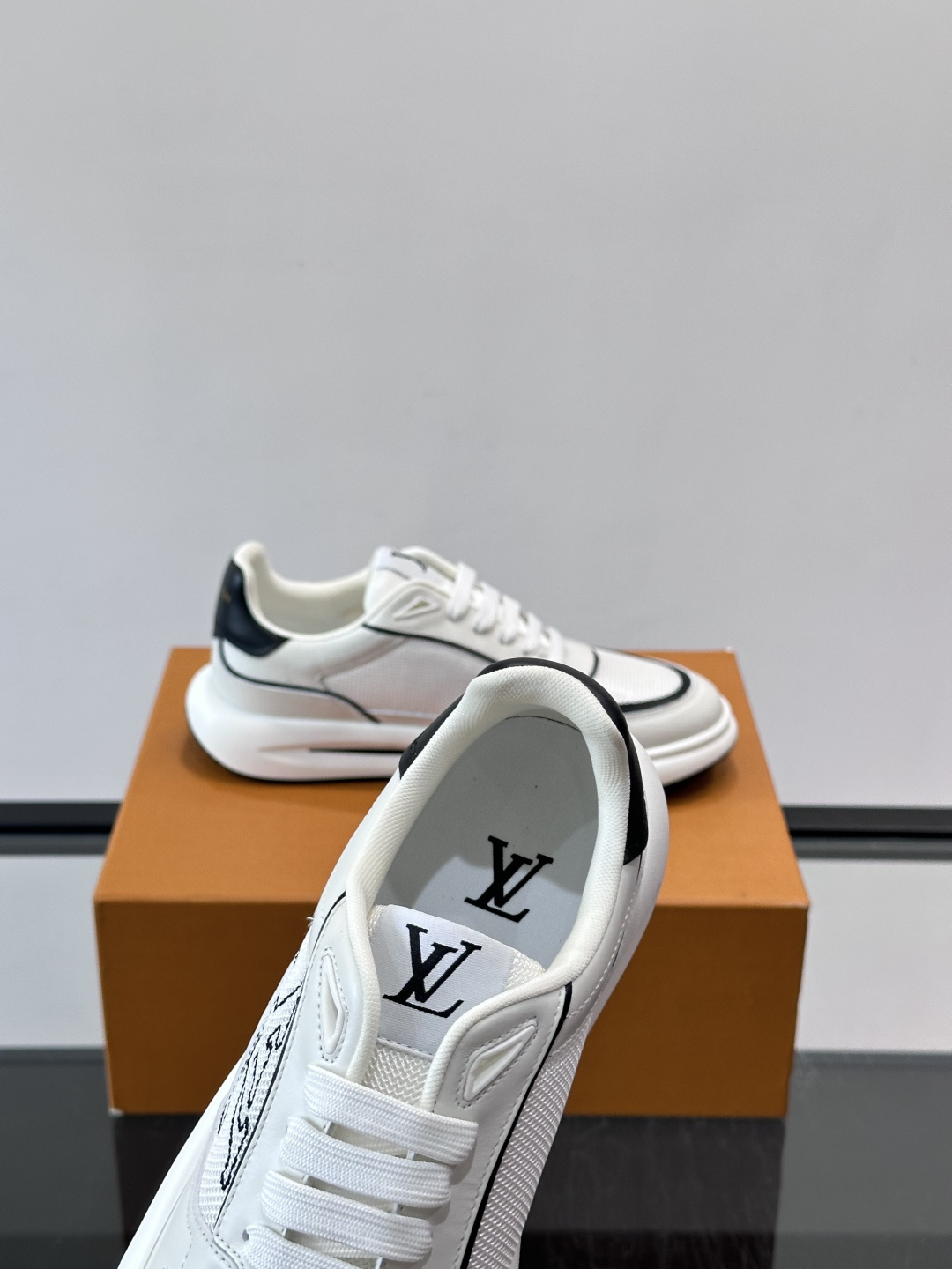 ​​👟LV男士休闲😎运动鞋，简约时尚，优质牛皮+网布拼接，透气又耐穿！鞋侧LV标志超有辨识度，厚底设计穿