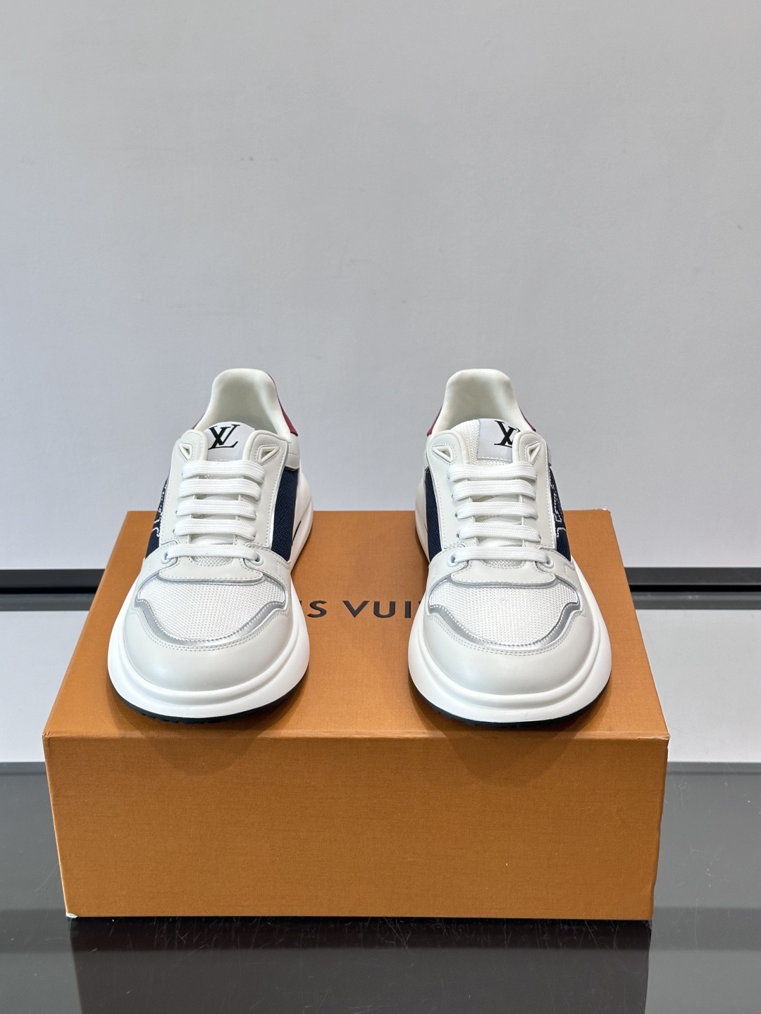 ​​👟LV男士休闲😎运动鞋，简约时尚，优质牛皮+网布拼接，透气又耐穿！鞋侧LV标志超有辨识度，厚底设计穿