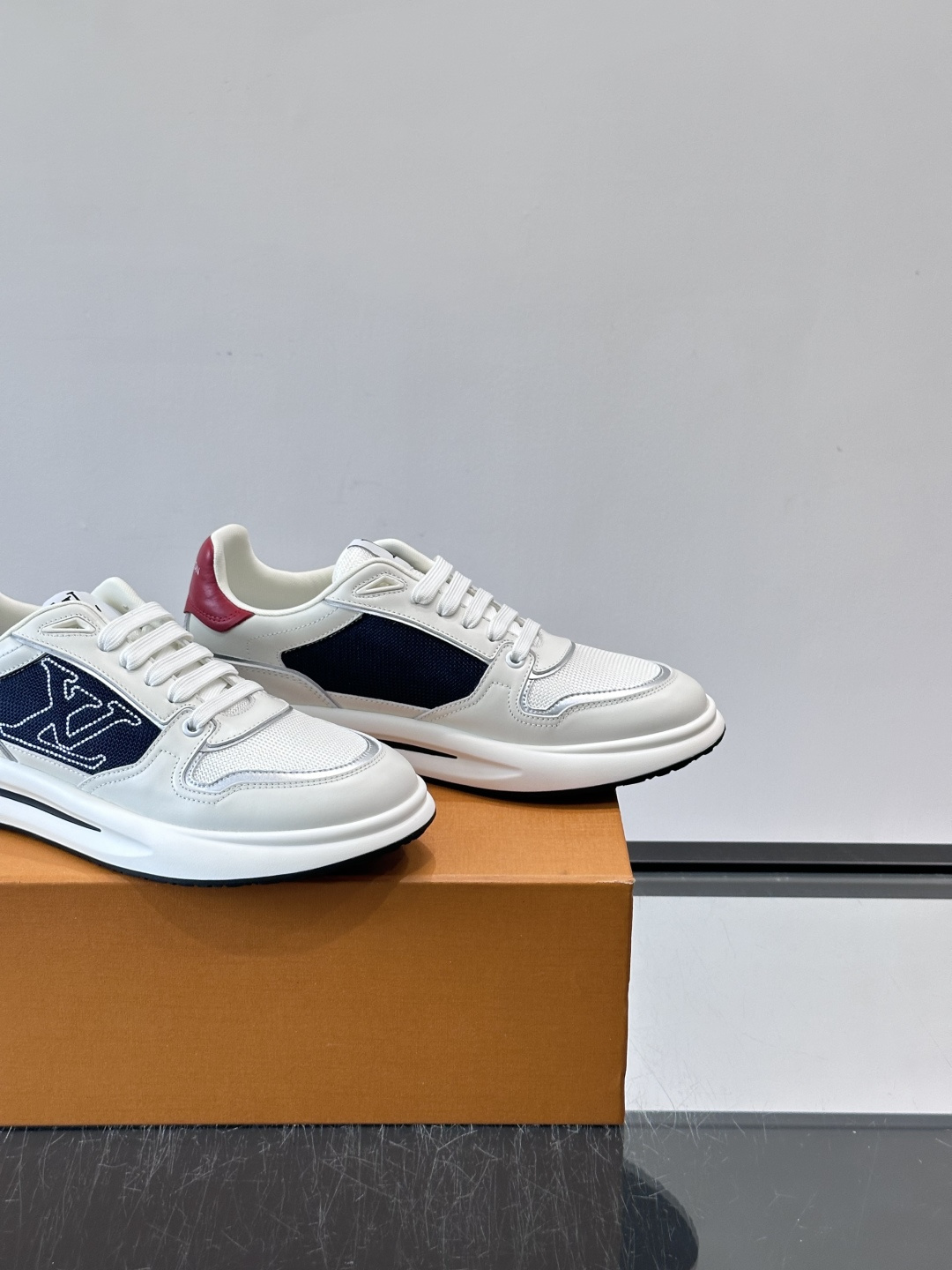 ​​👟LV男士休闲😎运动鞋，简约时尚，优质牛皮+网布拼接，透气又耐穿！鞋侧LV标志超有辨识度，厚底设计穿