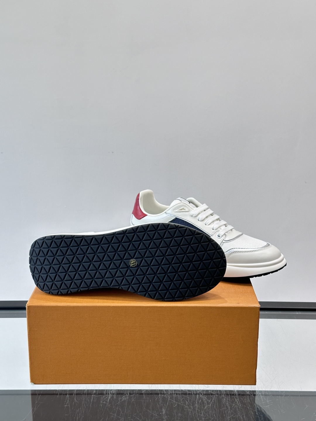 ​​👟LV男士休闲😎运动鞋，简约时尚，优质牛皮+网布拼接，透气又耐穿！鞋侧LV标志超有辨识度，厚底设计穿