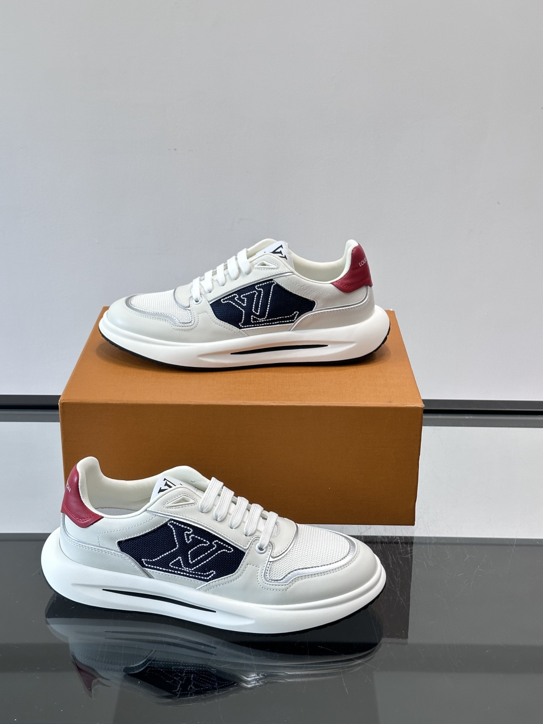 ​​👟LV男士休闲😎运动鞋，简约时尚，优质牛皮+网布拼接，透气又耐穿！鞋侧LV标志超有辨识度，厚底设计穿