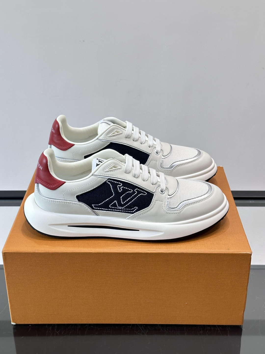 ​​👟LV男士休闲😎运动鞋，简约时尚，优质牛皮+网布拼接，透气又耐穿！鞋侧LV标志超有辨识度，厚底设计穿