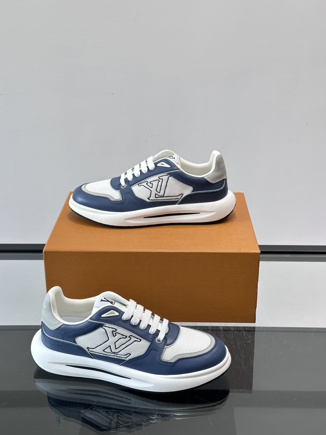 ​​👟LV男士休闲😎运动鞋，简约时尚，优质牛皮+网布拼接，透气又耐穿！鞋侧LV标志超有辨识度，厚底设计穿