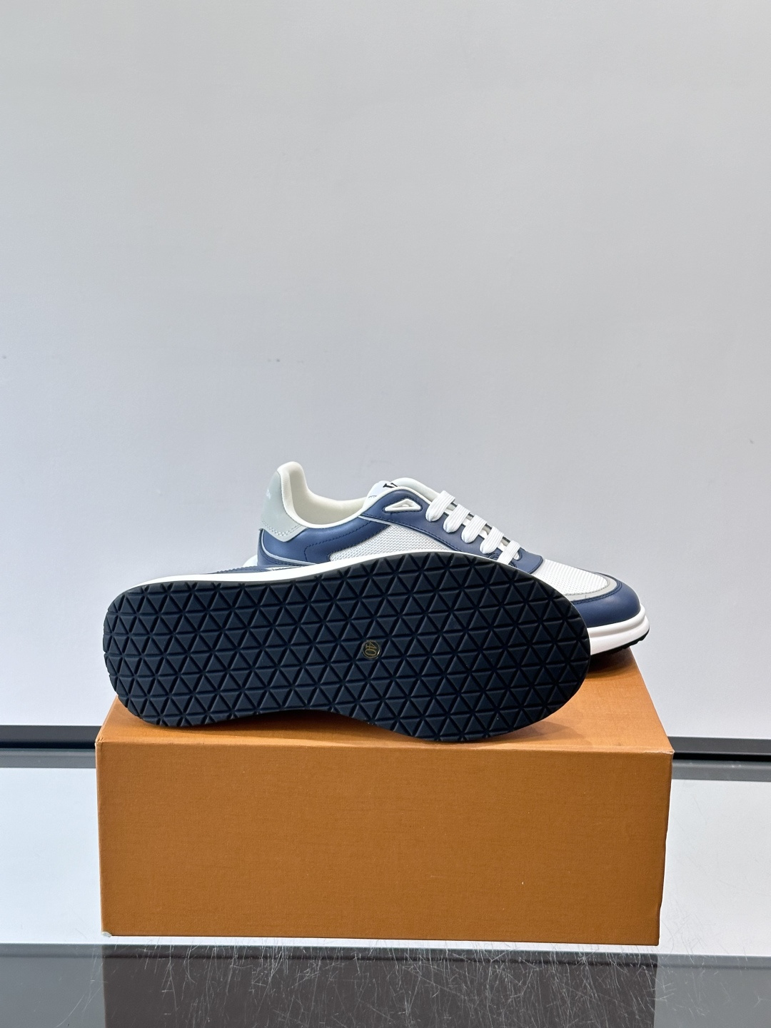 ​​👟LV男士休闲😎运动鞋，简约时尚，优质牛皮+网布拼接，透气又耐穿！鞋侧LV标志超有辨识度，厚底设计穿