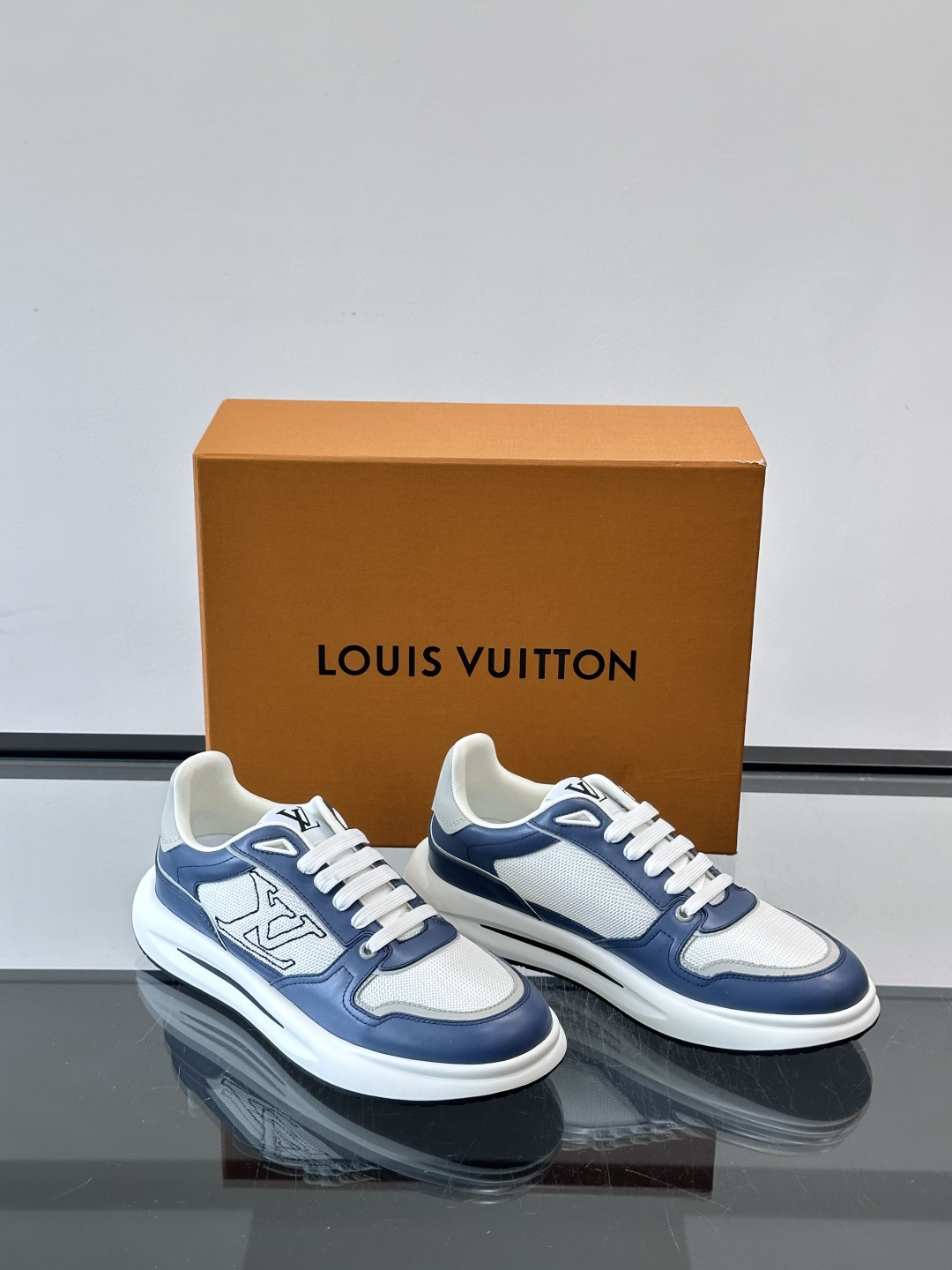 ​​👟LV男士休闲😎运动鞋，简约时尚，优质牛皮+网布拼接，透气又耐穿！鞋侧LV标志超有辨识度，厚底设计穿