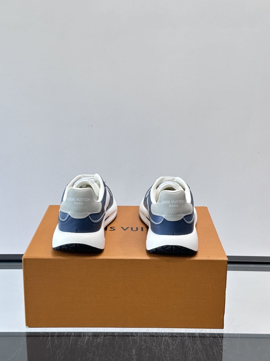 ​​👟LV男士休闲😎运动鞋，简约时尚，优质牛皮+网布拼接，透气又耐穿！鞋侧LV标志超有辨识度，厚底设计穿